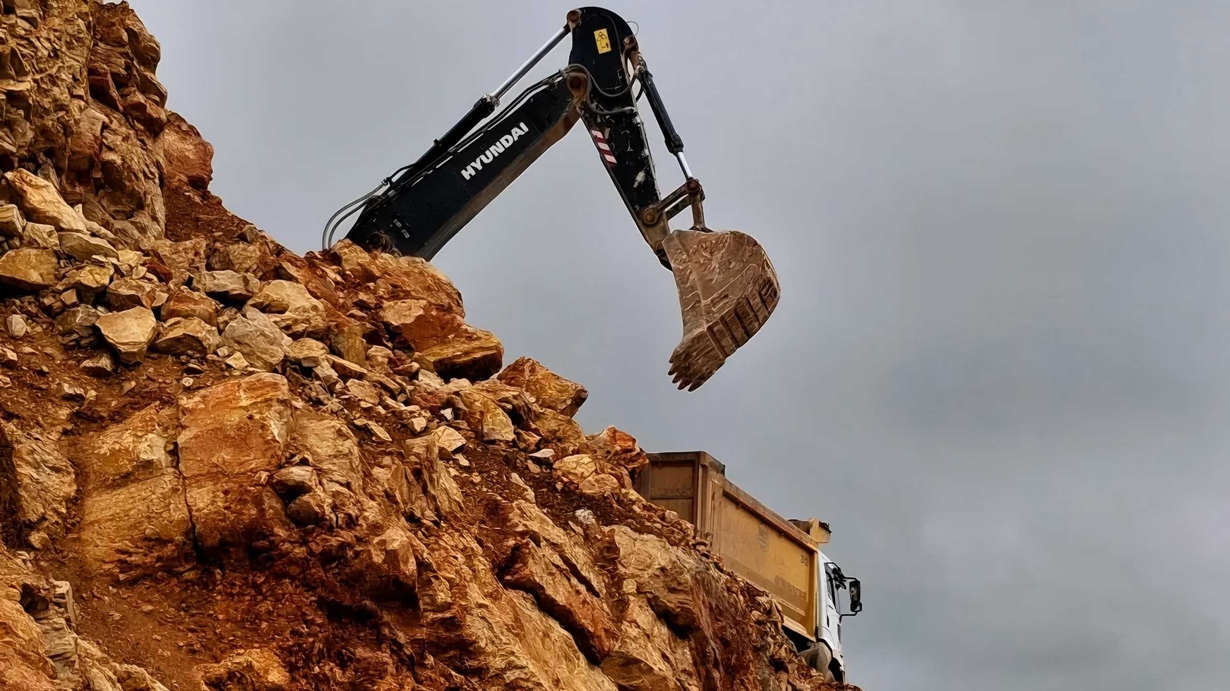 Hyundai 220 Undercarriage and Structural Durability Hyundai 220 Unterboden und strukturelle Haltbarkeit