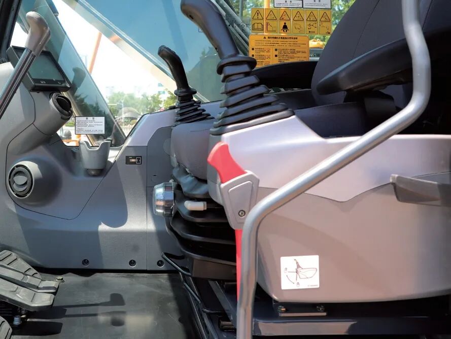 Console with Auto Safety Lock and One-Key Emergency Stop of the Hyundai HX130 Console with Auto Safety Lock and One-Key Emergency Stop of the Hyundai HX130