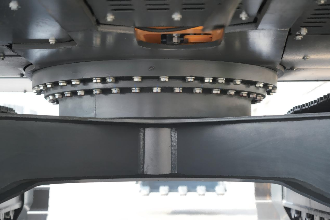 Cast Swing Bearing and Undercarriage of the Hyundai HX135G Cast Swing Bearing and Undercarriage of the Hyundai HX135G